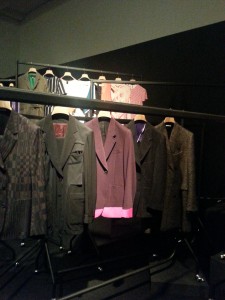 色々なデザインのシャツやジャケットが展示されています。